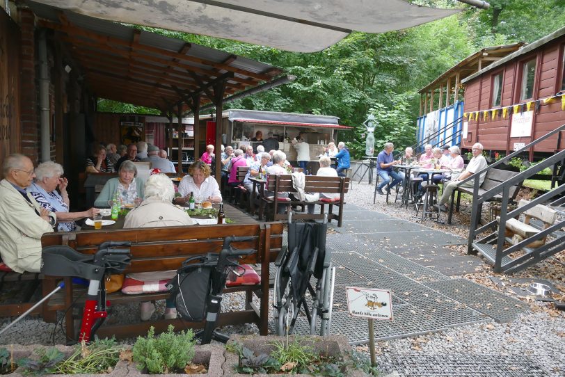 Mitglieder und Gäste der Gesellschaft für Heimatkunde trafen sich Ende Juli 2025 im Gleiscafé.
