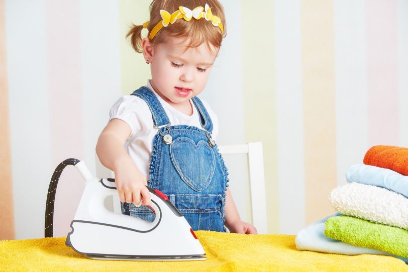 Anlässlich des Kindersicherheitstages am 10. Juni warnt die AOK NordWest vor Gefahren für Kleinkinder in den eigenen vier Wänden.