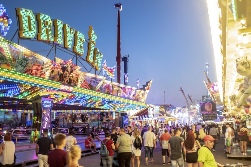 Alles blinkt und alles dreht sich - sehr zur Freude der Kirmes-Fans.