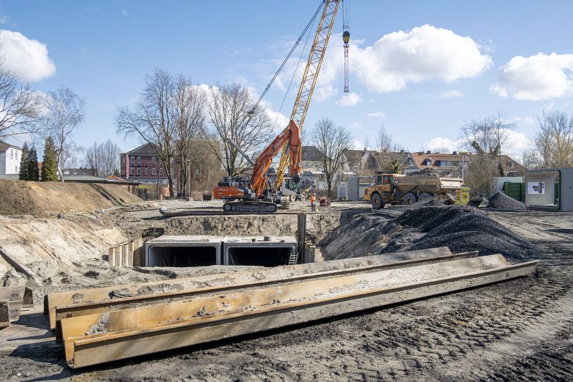 Baumaßnahme Regenrückhalteraum von Stadtentwässerung Herne GmbH & Co. KG an der Sodinger Straße 553 in Herne (NW). Aufnahme vom Freitag (19.03.2021).