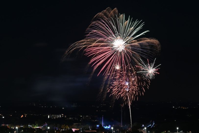 Das Eröffnungsfeuerwerk zur Cranger Kirmes 2022, aufgenommen von der Halde Hoheward in Herten aus.