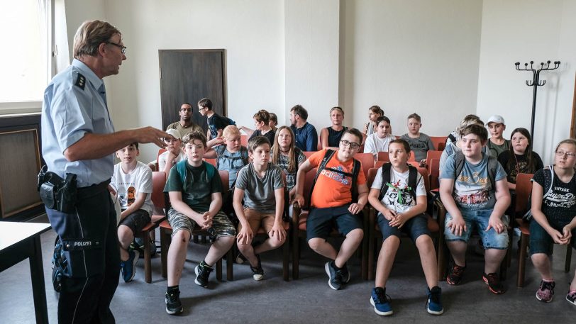 Projekt: Schüler lernen die Welt der Polizei kennen.
