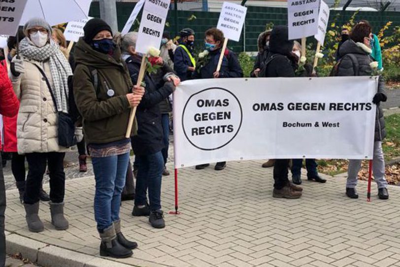 Die Omas gegen Rechts beteiligen sich an der 'Rettungskette für Menschenrechte'.