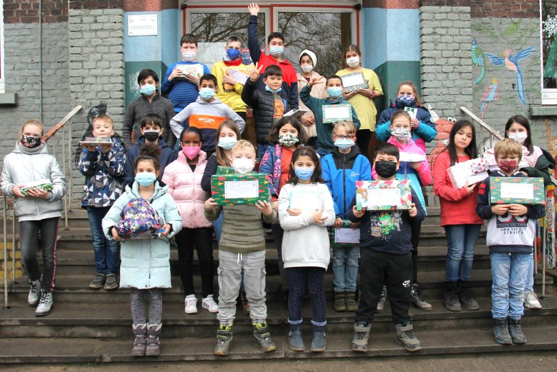 Caritas der Gemeinde St. Marien Baukau beschenkt Grundschüler zum Weihnachtsfest 2021.