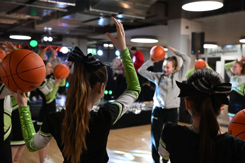 Die Basketballerinnen des HTC und die Cheerleader der BTC Claws präsentieren sich im City Center.