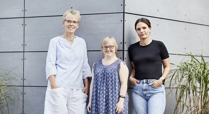 Mutter Karin van Eyk, Tochter Hannah van Eyk und Betreuerin Svea-Maria Hielscher (v.l.) arbeiten eng zusammen.