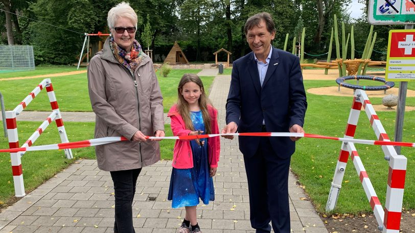 Schnitten das Absperrband durch: (v.li.) Claudia Schmücker, Fachbereich Umwelt und Stadtplanung, Chiara (10) und OB Dr. Frank Dudda.