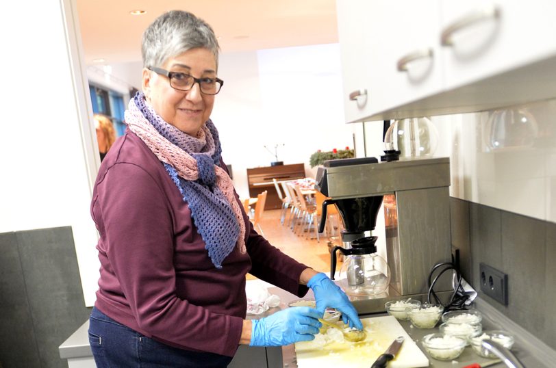 &amp;amp;amp;amp;amp;amp;amp;#039;Heiligabend nicht allein&amp;amp;amp;amp;amp;amp;amp;#039; 2025: Susanne schneidet Zwiebeln für die Mett-Brötchen.