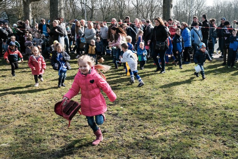 So wie auf diesem Bild aus dem Jahr 2018 dürfte die Ostereiersuche im Horststadion auch 2023 wieder begeisterte Stürme von Kindern auslösen.