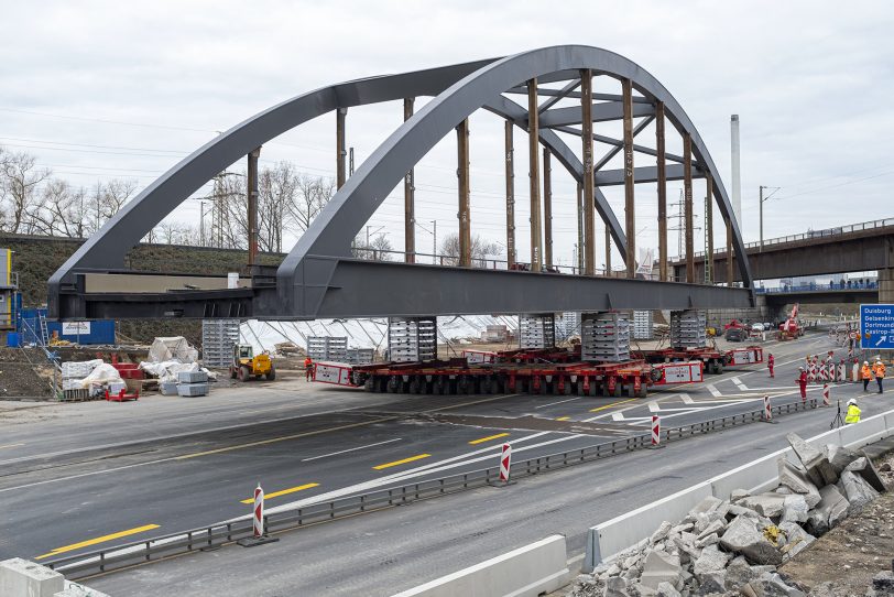 Wie hier Ende März 2021 wird das Teilstück für die neue Eisenbahnbrücke über die A43 nun Anfang Juni 2021 eingehoben - dafür ist eine Vollsperrung notwendig (Archivbild).