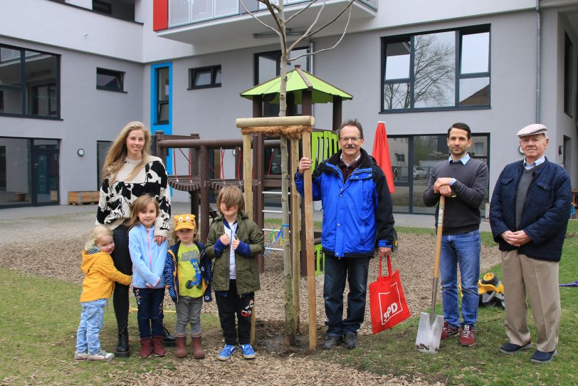 v.l. Lisa Albrecht, Ulrich Klonki, Flemming Menges, Willi Watza und davor Kinder der Kita.