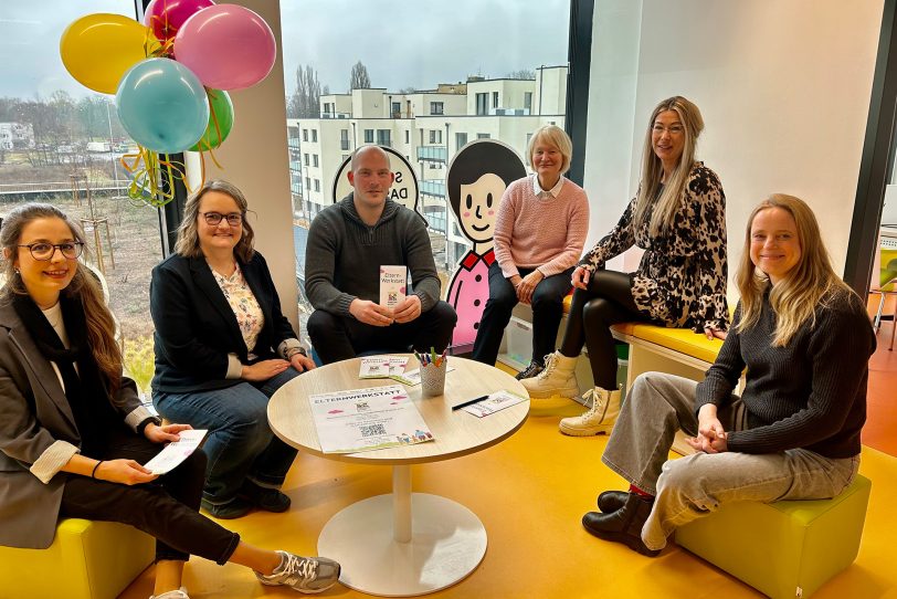 Freuen sich, dass der Familienkiosk gut angenommen wird (v.l.): Malina Schäfer-König, Vanessa Beckmann, Rasmus Nell, Dr. Angelika Burrichter, Stadträtin Stephanie Jordan und Dr. Inga Mühlenbrock.