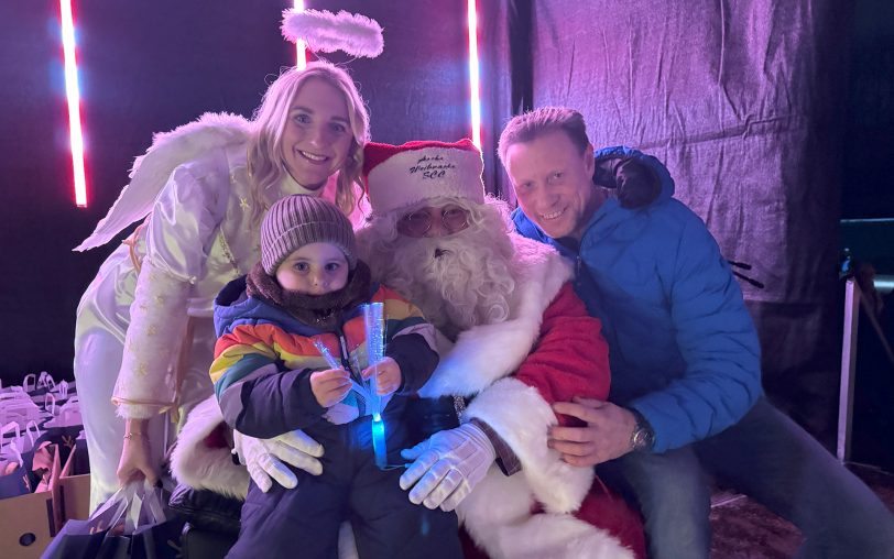 Nikolaus, Engel und ein Papa mit seinem glücklichen Kind: Am Samstag (7.12.2024) gab es beim SC Constantin auf dem Sportplatz an der Wiescherstraße wieder eine große Nikolausfeier, viele Kinder wurden reichlich beschenkt.