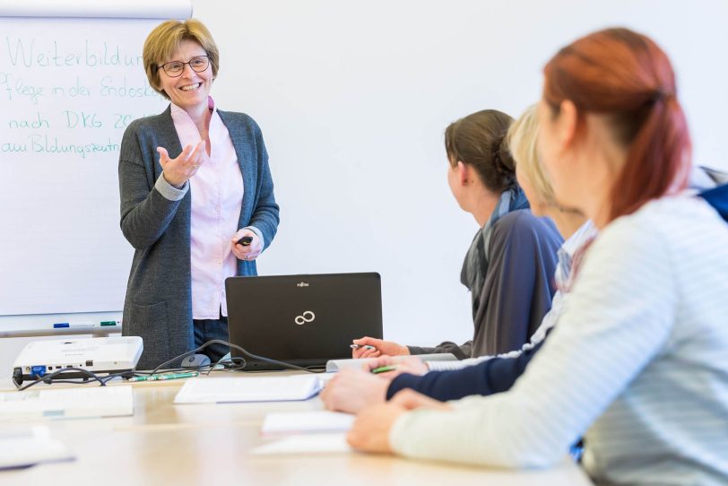 Monika Engelke, Leiterin des Bildungszentrum Ruhr, beim Weiterbildungsunterricht.