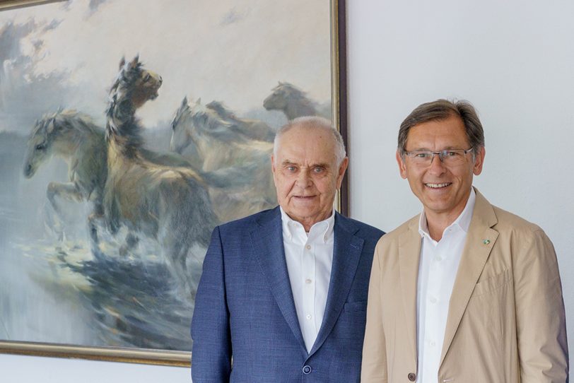 Das großformatige Gemälde „Wildpferde in der Cranger Heide“ ist zurück im Technischen Rathaus. Im Bild: Prof. Engelbert Heitkamp und OB Dr. Frank Dudda.