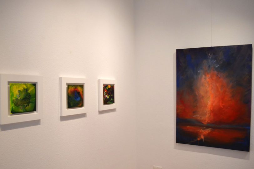 Emotionen in abstrakten Arbeiten: Hassan Jelvehs Kleinformate behaupten sich neben Sophia Kühns explodierender Landschaft.