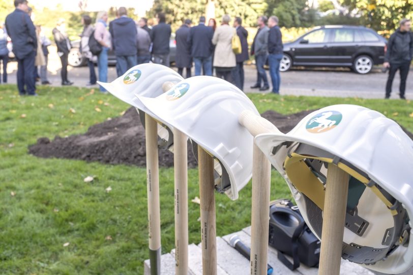 Spatenstich zum Jugendhilfezentrum Hölkeskampring