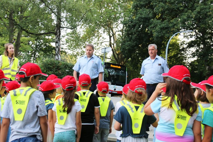 Schulanfangsaktion der Verkehrswacht Wanne-Eickel, der Polizei und den HCR an der Grundschule &quot;Schillerschule&quot;.