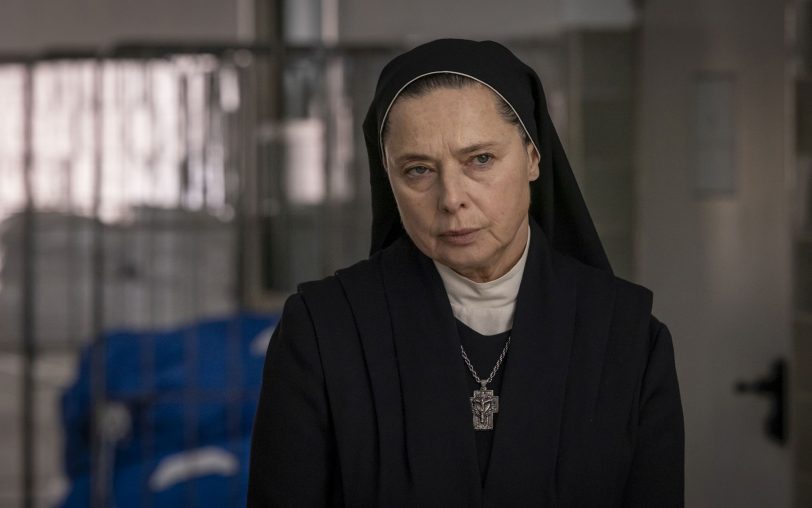 Isabella Rossellini verkörpert die eiserne, aber respektvolle und von allen respektierte Schwester Agnes als Leiterin der Casa Santa Marta.