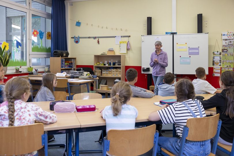 Umweltpädagogin Sandra Wasielewski in der Grundschule Jürgens Hof.