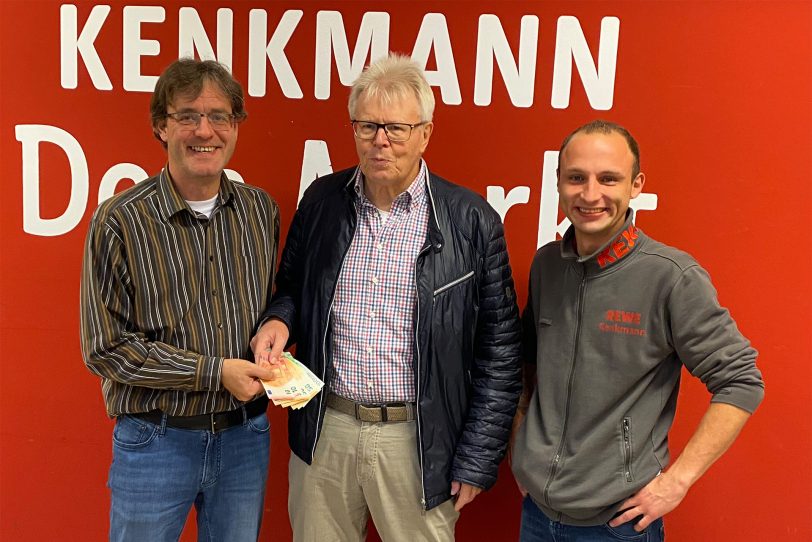 REWE-Kunden spenden für die Tafel v.l. Olaf Kenkmann, REWE-Geschäftsführer an der Siepenstraße, Tafel-Vorstand Heinz Niehoff und Marktleiter Marc-André Grasse (rechts).
