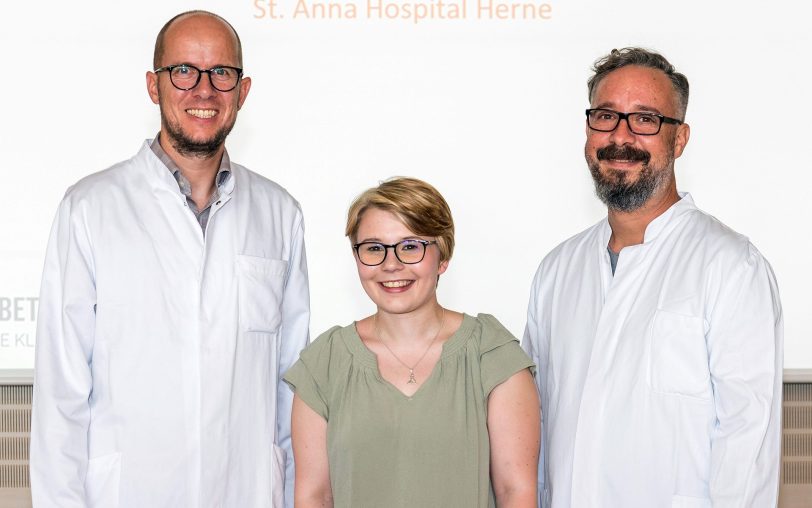 v.l. Dr. Harald Krentel, Maria Bambeck (Endometriose-Selbsthilfegruppe Bonn) Oberarzt Michael Will.