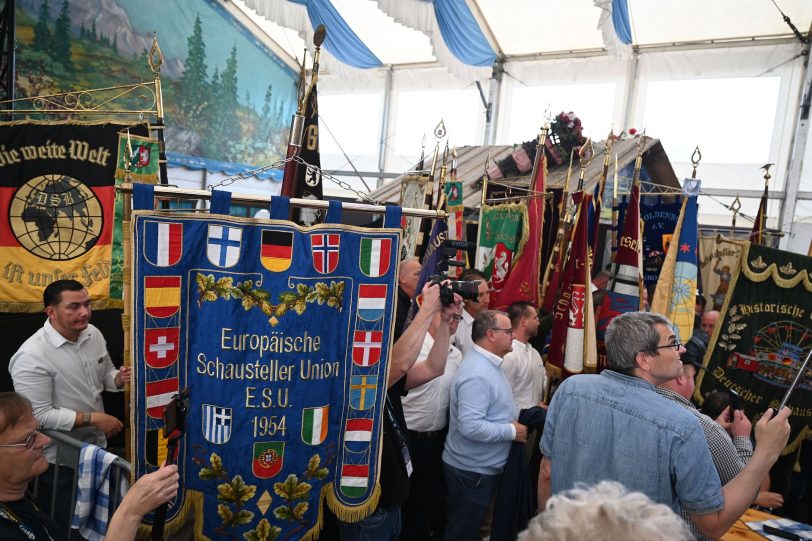 Der Start der Eröffnung: Der Einzug der Schaustellerfahnen und des Bergmannsorchester.