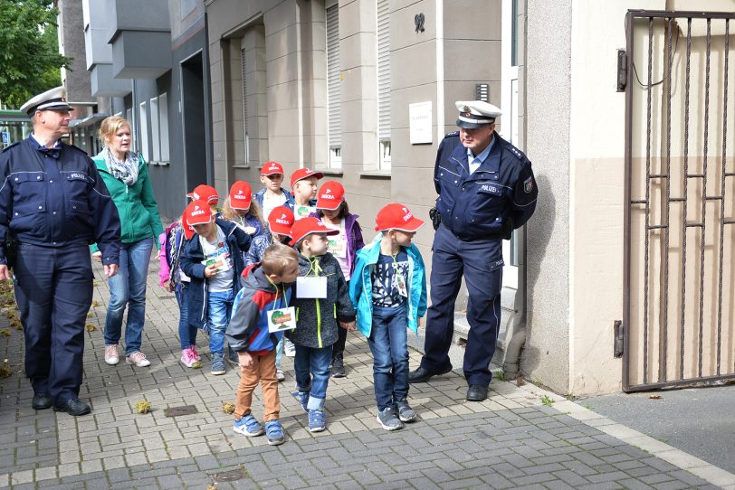 Schulwegsbegehung mit den Bezirksbeamten der Polizei.