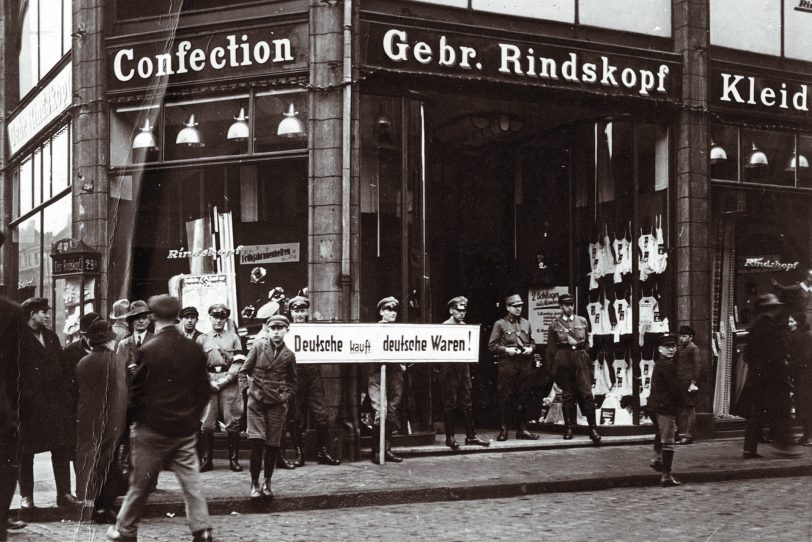 Das Buch: 1933 - Das Jahr der Machtergreifung. Boykott des Geschäfts 'Gebrüder Rindskopf' Bahnhof-Behrensstraße.