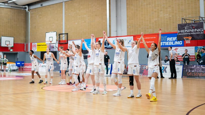 Gemeinsamer und lautstarker Jubel: Der Herner TC, hier in einem früheren Spiel der Saison, hat mit einem Sieg gegen Saarlouis den Klassenerhalt geschafft, weil die Konkurrenz gepatzt hat (Archivbild).