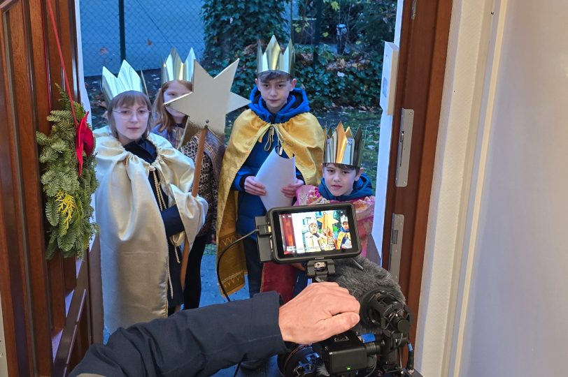 Mit Herner Sternsingern kleine Filme gedreht, die als „Einspieler“ den Zuschauern des ZDF-Fernsehgottesdienstes am 4. Januar 2026 gezeigt werden.
