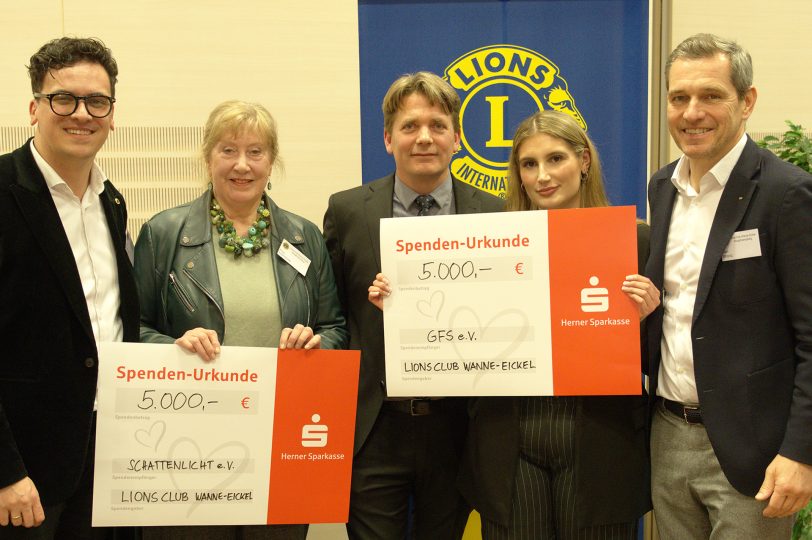 Bei der Scheckübergabe v.l. Marvin Boettcher (Lions-Sekretär), Ulrike Leimanzik (Schattenlicht), Lions-Präsident Dr. Jörg Wertenbruch, Alina Darici (GfS) und Gastredner Michael Mronz.