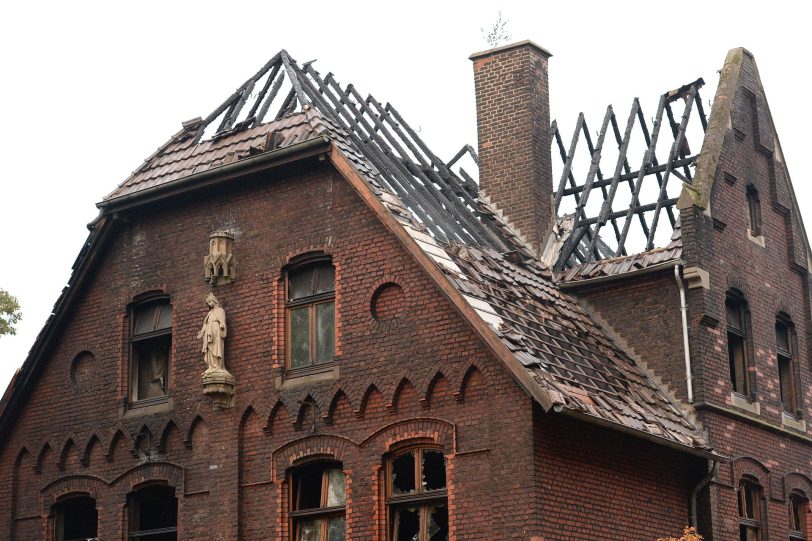 Das ehemalige Gemeindehaus ist abgebrannt.