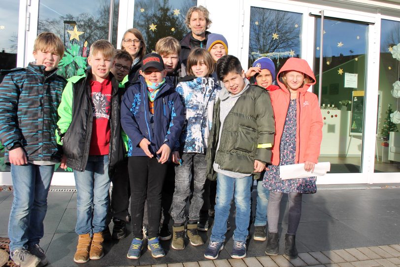 Schüler der Primarstufe der Schule an der Dorneburg und Lehrer.