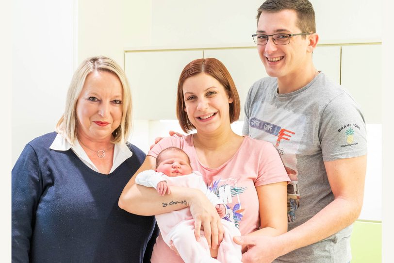 v.l Hebamme Silke Westerhausen, Jubiläumsbaby Lotta mit ihren glücklichen Eltern Michaela und Benjamin.