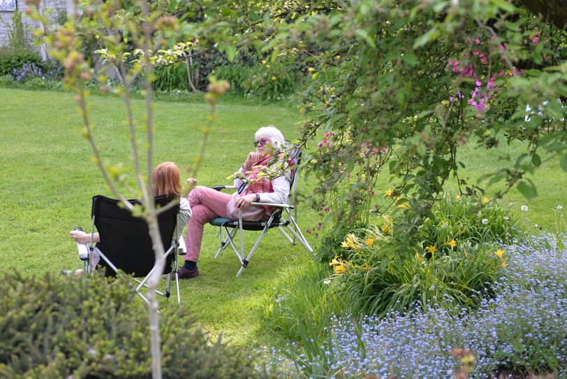 Schöne Wörter tummeln sich im Garten.