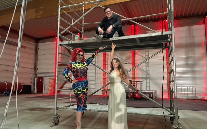 Noch ist es viel Baustelle, aber sie warten schon auf die Premiere im RevuePalast Ruhr am Gysenberg: (v.li.) Künstlerin Roxy, Theaterdirektor Marvin Boettcher (oben) und 