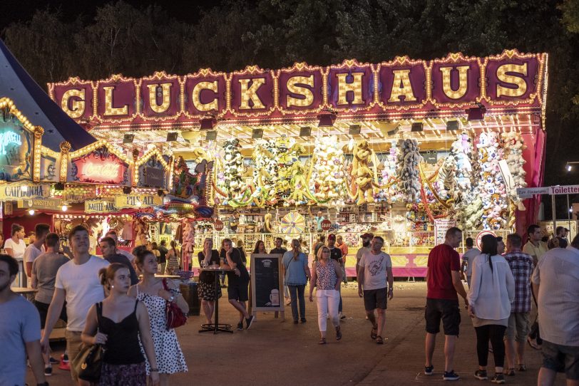 Alles blinkt und alles dreht sich - sehr zur Freude der Kirmes-Fans.