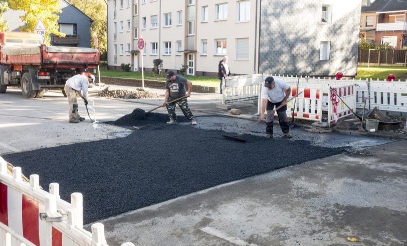 Der verfüllte Tagesbruch bekommt eine Asphaltdecke