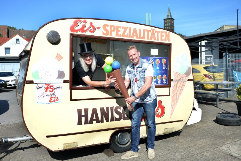 Der Eiswagen von Hanisch wartet auf Spenden. Dirk Gerlach überreicht weitere 250 Euro.