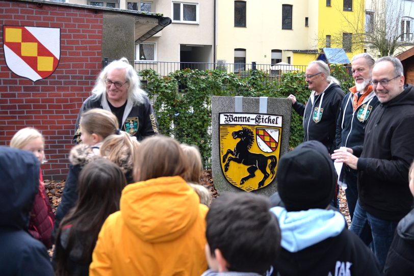 Schüler der Laurentiusschule schauen sich das Stadtwappen am neuen Standort an.