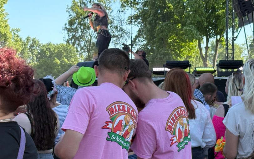 Fotos vom Mallorca-Festival "Crange Total" auf dem Kirmesplatz am Samstag (10.5.2025). Auf der Bühne Anny aus dem Megapark.