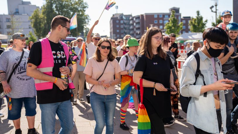 Der Christopher Street Day (CSD) am Samstag (21.9.2024) begann auf dem Europaplatz und zog anschließend durch die Stadt. Im Bild (2.v.l.) Christian Koßek.