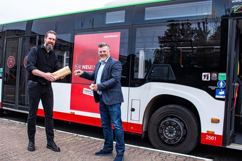 Christoph van Bürk, Pressesprecher Vestische Straßenbahnen GmbH (li.), und Dr. Jürgen Fröhlich, Pressesprecher der AGR, bei der Übergabe der 9-Euro-Tickets.