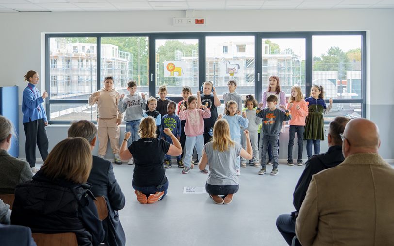 Die Förderschule Forellstraße, vorher Förderschule am Schwalbenweg, wurde am Montag (30.9.2024) offiziell im Kaiserquartier eingeweiht. Die Kinder führten dazu einen Tanz zum Lied 