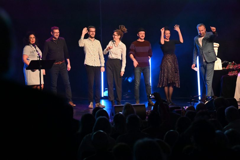 Die Nominierten stehen gemeinsam auf der Bühne. (v.l.) Sybille Bullaschek, Stefan Thamm, Marie Ditot mit Fabi, Stefan Danzinger, Alice Köfer, Helmut Sanftenschneider