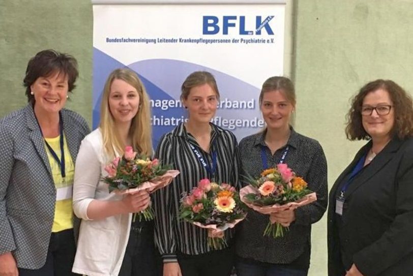 v.l. Pflegedirektorin Anne Rabeneck, Janine Vörding, Jil Schimming, Justine Schimming und die Laudatorin Christiane Frenkel, Pflegedirektorin der LVR Klinik Essen und Vorstandsmitglied der BFLK NRW.