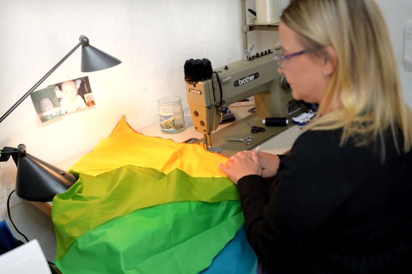 Hat den rutschigen Schirmstoff fest im Griff: Schirmmacherin Jenny Kossuch an der Nähmaschine.