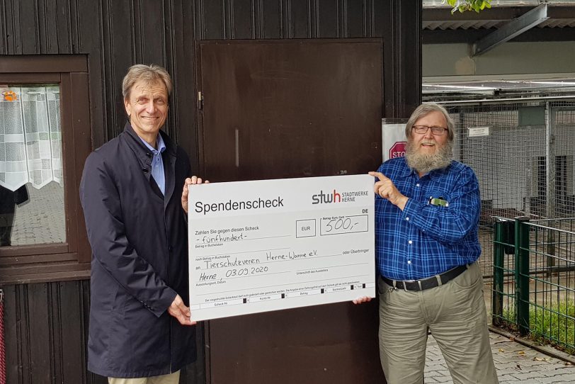 Stadtwerke-Vorstand Ulrich Koch übergibt den Scheck an Fritz Pascher, 1. Vorsitzender des Tierschutzvereins.