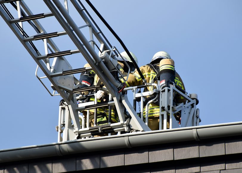 27 Einsatzkräfte der Berufs- und Freiwilligen Feuerwehr waren im Einsatz.